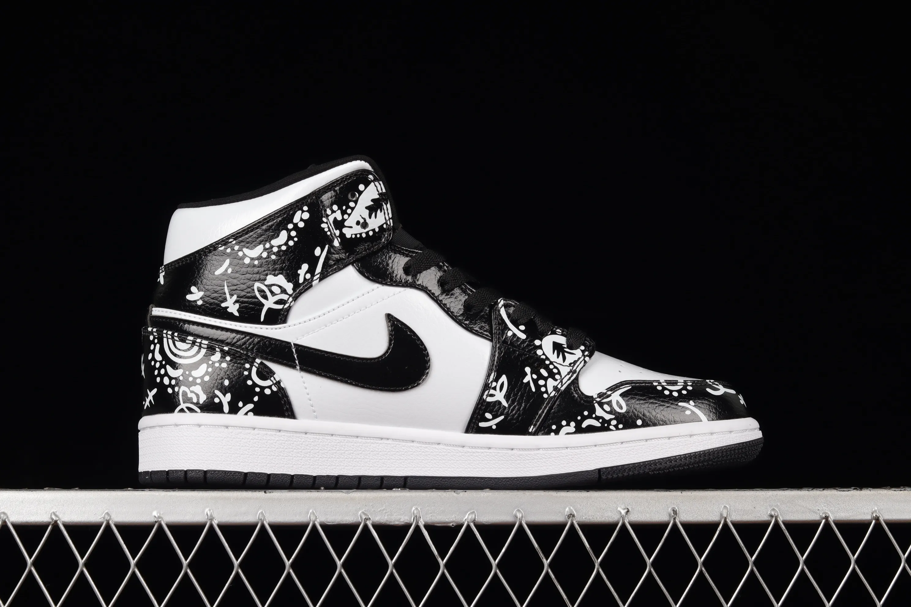 All categories Air Jordan Jordan series basketball shoes Air Jordan 1 Mid Air Jordan 1 Mid SE AJ1 Joe 1 graffiti black and white China basketball shoes 554724-075